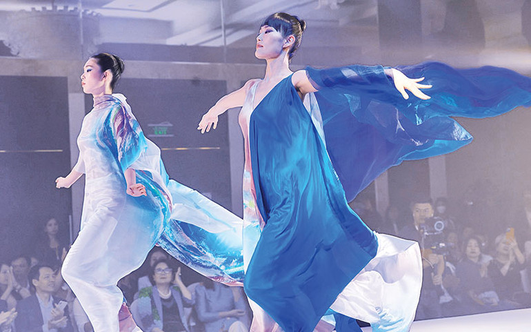 Các bộ trang phục kimono trong phân cảnh “Màu xanh kết nối thế giới”, được may từ chất liệu vải hơn 100 năm tuổi còn lại sau trận sóng thần năm 2011 tại Nhật Bản.