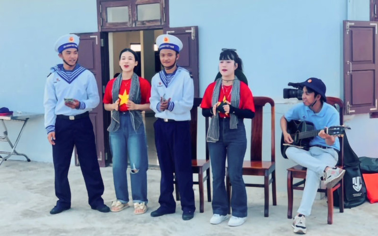Các ca sĩ giao lưu văn nghệ với các chiến sĩ Trường Sa.