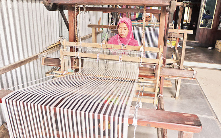 Nghề dệt thổ cẩm tại làng Chăm xã Châu Phong, thị xã Tân Châu, tỉnh An Giang. Nghề dệt thổ cẩm tại làng Chăm xã Châu Phong, thị xã Tân Châu, tỉnh An Giang.