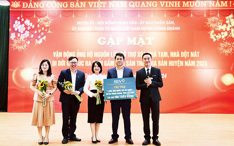 Đại diện Ngân hàng BIDV Chi nhánh Cao Bằng trao biển tượng trưng tài trợ cho lãnh đạo huyện Trùng Khánh. (Ảnh Diệu Linh)