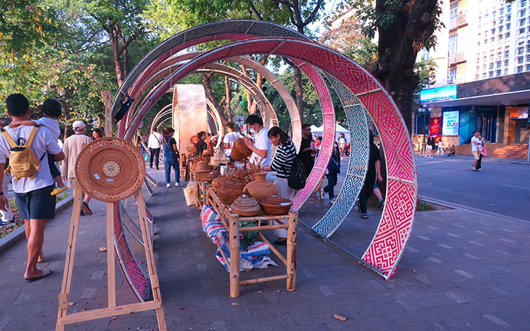 Khách tham quan trải nghiệm những thiết kế sáng tạo làm từ mây tre đan của các làng nghề trong Lễ hội Thiết kế sáng tạo Hà Nội 2022.