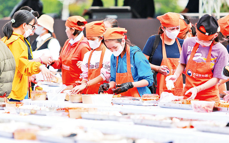 Trải nghiệm làm kim chi bên dòng sông Hoài.