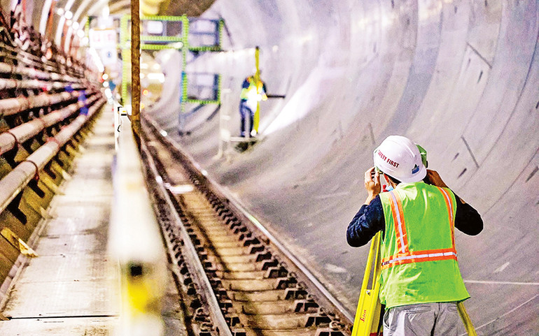 Không khí làm việc trong hầm của đội ngũ kỹ sư diễn ra khẩn trương với độ chính xác bảo đảm tuyệt đối.