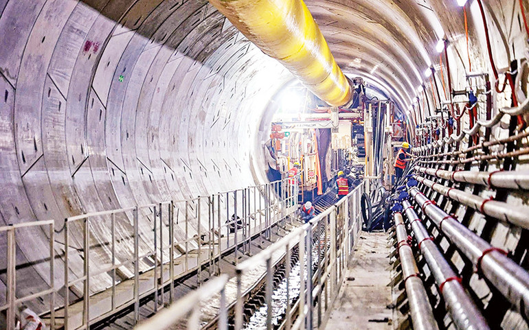 Sau khi đào xong, robot sẽ lắp vỏ hầm ngay phía sau đuôi máy với cánh tay robot hiện đại; thời gian lắp vỏ hầm sẽ khoảng 30-35 phút cho một đốt hầm gồm 6 miếng.