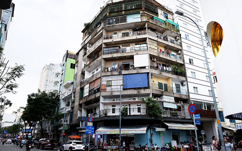 Chung cư cũ trên đường Trương Định, Quận 1. (Ảnh HỒNG ĐẠT)