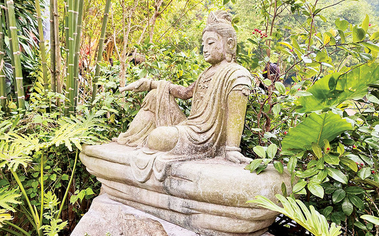 Pho tượng Phật với tạo hình độc đáo.