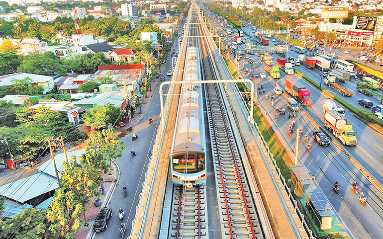 Người dân Thành phố Hồ Chí Minh dễ dàng “chạm thẻ” thanh toán khi đi trên tuyến đường sắt Bến Thành - Suối Tiên. Người dân Thành phố Hồ Chí Minh dễ dàng “chạm thẻ” thanh toán khi đi trên tuyến đường sắt Bến Thành - Suối Tiên.