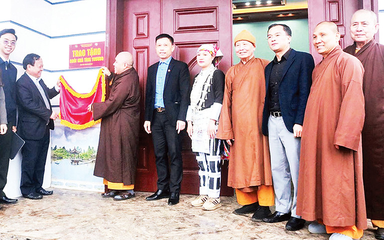 Gắn biển công trình cho các hộ dân xã A Mú Sung. (Ảnh Quang Phấn)