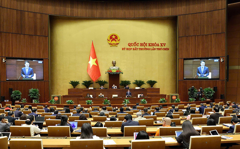 Bộ trưởng Thông tin và Truyền thông Nguyễn Mạnh Hùng phát biểu giải trình, làm rõ một số vấn đề đại biểu Quốc hội nêu. (Ảnh Duy Linh)