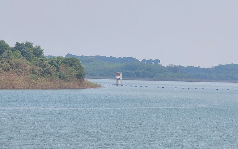 Tháp đo mực nước hồ thủy điện Thác Mơ hoạt động qua kết nối 4G, truyền dữ liệu đến phòng điều khiển trung tâm. (Ảnh EVNGENCO2)