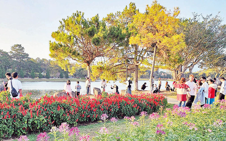 Du khách đến với thành phố ngàn hoa Đà Lạt.