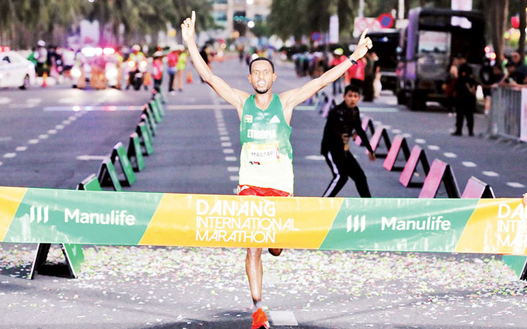 VĐV Takele Ebisa người Ethiopia về đích đầu tiên đường đua tiêu chuẩn 42,195 km với thành tích 2:26:11.