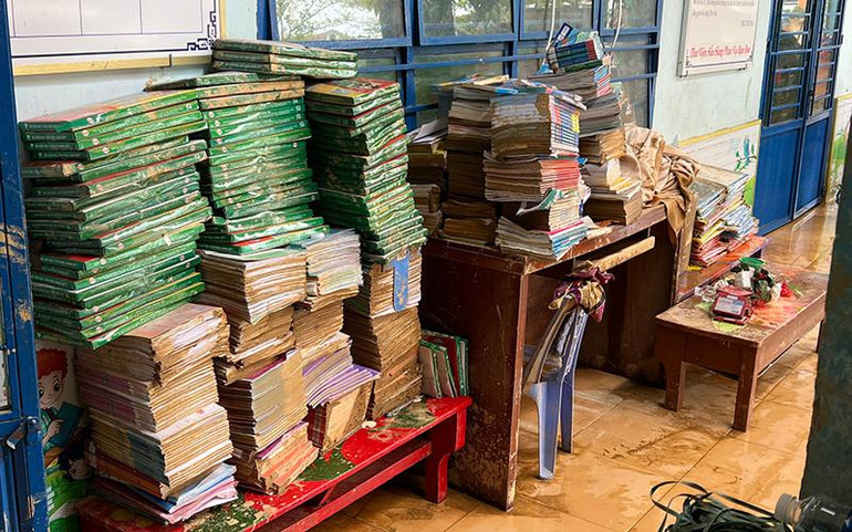 Trận lụt tối 14/10 khiến hàng trăm cuốn sách, vở của học sinh Đà Nẵng ngập trong bùn. (Ảnh ANH ĐÀO)