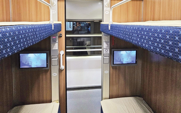 Các phòng ngủ được trang bị wifi và màn hình để giải trí.