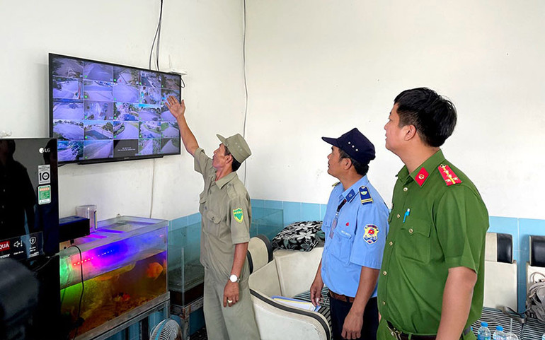 Khu công nghiệp Thuận Đạo, thị trấn Bến Lức, tỉnh Long An lắp đặt hệ thống camera giám sát an ninh kết nối về chốt dân phòng phục vụ công tác bảo đảm an ninh, trật tự. (Ảnh LÊ ĐỨC) Khu công nghiệp Thuận Đạo, thị trấn Bến Lức, tỉnh Long An lắp đặt hệ thống camera giám sát an ninh kết nối về chốt dân phòng phục vụ công tác bảo đảm an ninh, trật tự. (Ảnh LÊ ĐỨC)