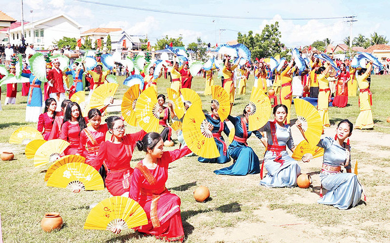 Các hoạt động văn hóa văn nghệ truyền thống tại lễ rước y trang ở làng Chăm Hữu Đức.