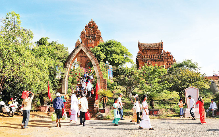Đồng bào Chăm đem lễ vật đến Tháp Pô Klong Garai để chuẩn bị nghi thức lễ chính vào ngày 14/10.