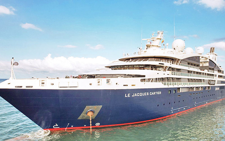 Siêu du thuyền Le Jacques Cartier ghé thăm thành phố Phú Quốc sáng 22/2.