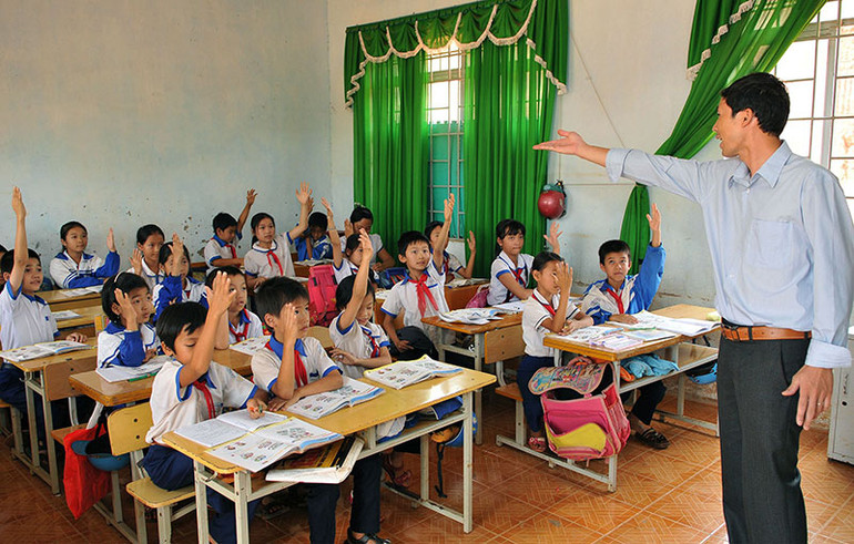 Thầy giáo - người truyền cảm hứng cho học sinh trong mỗi tiết học. (Ảnh NGỌC MAI)