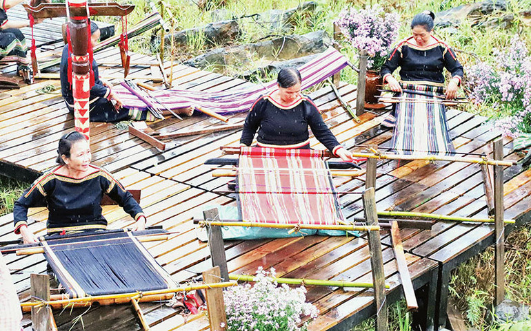 Chương trình góp phần tôn vinh, phát huy giá trị thổ cẩm và tăng cường khối đại đoàn kết các dân tộc.