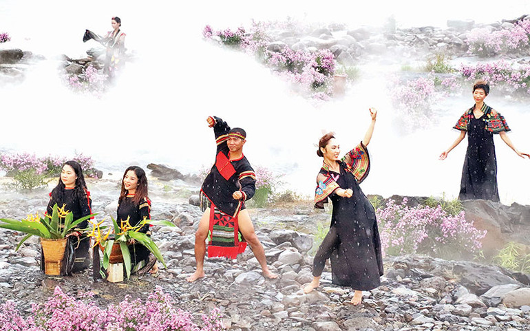 Trình diễn thời trang thổ cẩm tại thác Dray Nur.