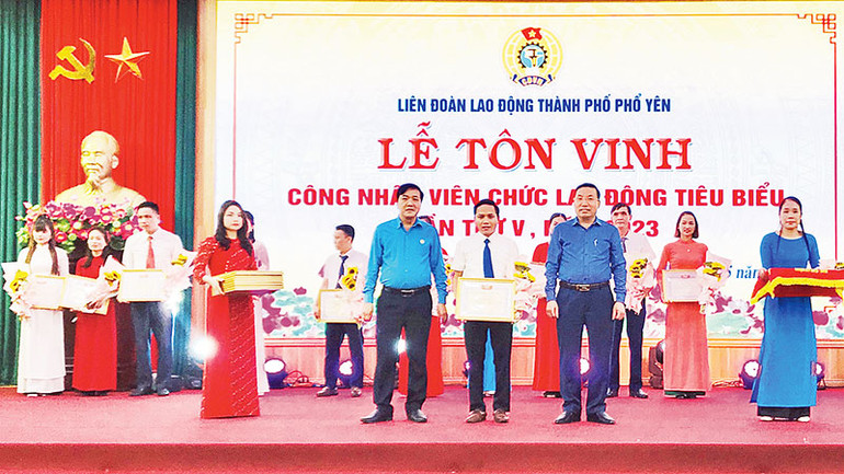 LĐLĐ thành phố Phổ Yên tôn vinh 80 công nhân, viên chức lao động tiêu biểu trong phong trào thi đua giai đoạn 2021-2023.