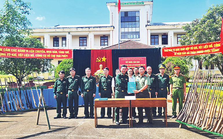 Đồn Biên phòng Ia Đal bàn giao vũ khí, vật liệu nổ do người dân giao nộp cho Công an huyện Ia H'Drai.