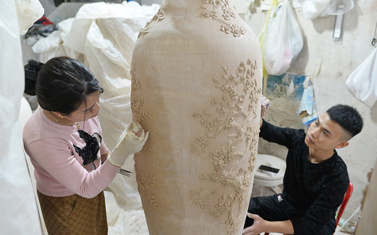 Người lao động tại các cơ sở sản xuất ở làng gốm Bát Tràng (Hà Nội). (Ảnh MỸ HÀ)