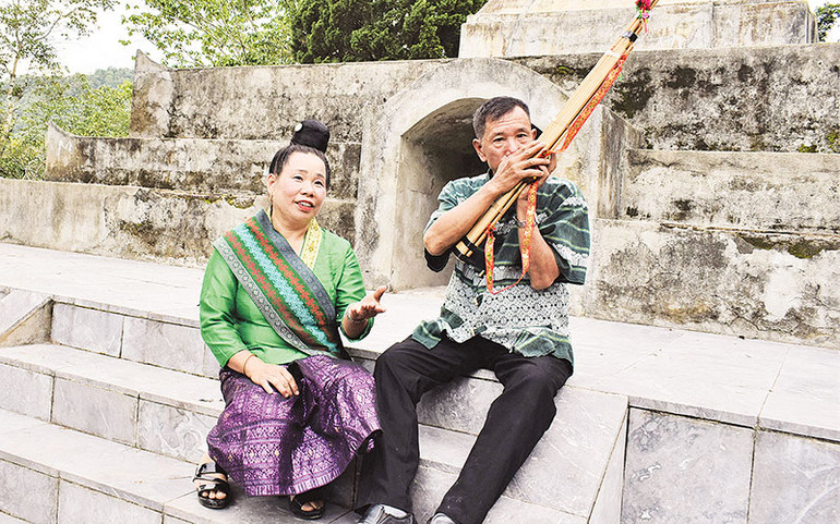 Để thuận tiện trong sinh hoạt thường ngày, nam giới vẫn sử dụng áo truyền thống, riêng quần thì sử dụng quần âu tối màu thay cho loại quần truyền thống nhuộm chàm.