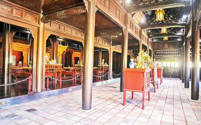 Bên trong điện Long Ân. Bên trong điện Long Ân.