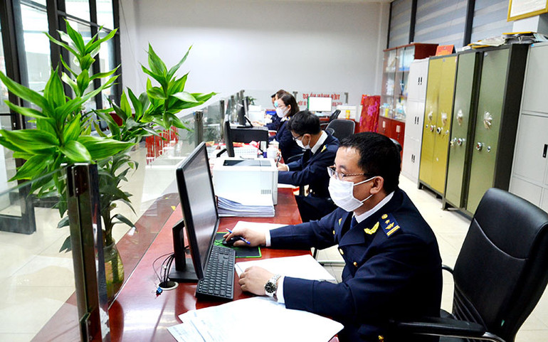 Cán bộ Hải quan tỉnh Lào Cai làm thủ tục thông quan điện tử rút ngắn thời gian và chi phí cho doanh nghiệp xuất, nhập khẩu ở Cửa khẩu quốc tế Lào Cai.