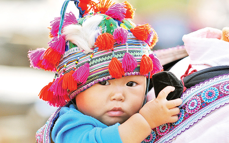 Em bé trên lưng mẹ.