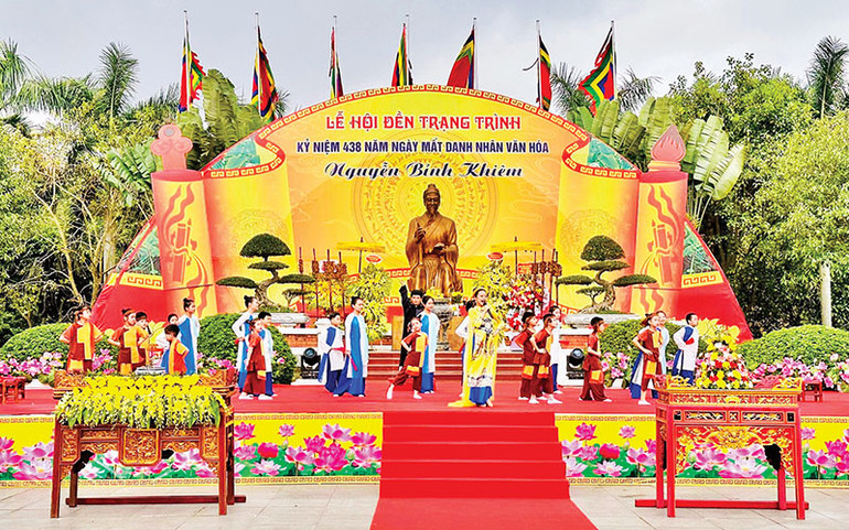 Lễ hội kỷ niệm 438 năm Ngày mất Danh nhân văn hóa Trạng Trình Nguyễn Bỉnh Khiêm.