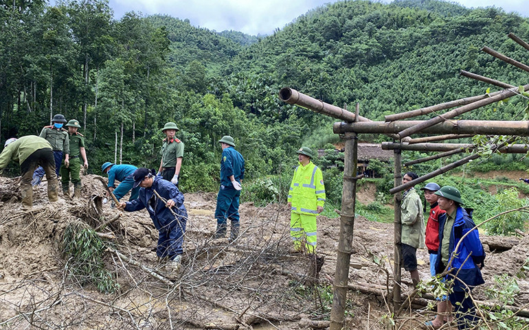 Lực lượng cứu hộ tìm kiếm nạn nhân vụ lũ quét ở xã Phúc Khánh, huyện Bảo Yên,tỉnh Lào Cai.