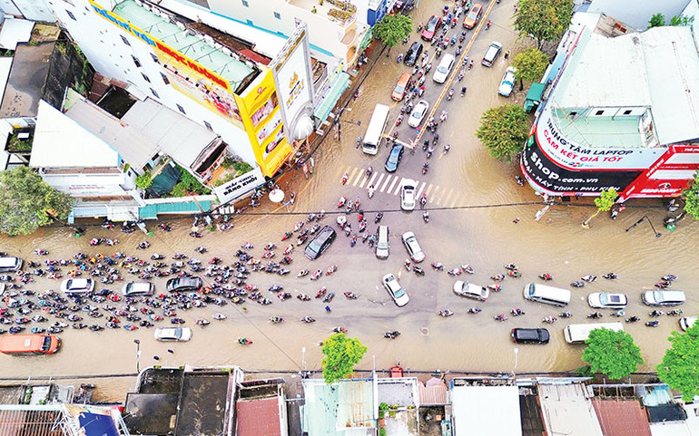 Triều cường gây ngập nhiều tuyến đường trung tâm thành phố Cần Thơ.