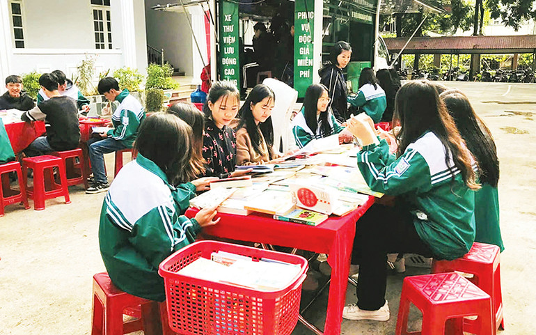 Hoạt động của xe thư viện lưu động tại các trường học được đông đảo học sinh, giáo viên hưởng ứng. (Ảnh Diệu Linh) Hoạt động của xe thư viện lưu động tại các trường học được đông đảo học sinh, giáo viên hưởng ứng. (Ảnh Diệu Linh)