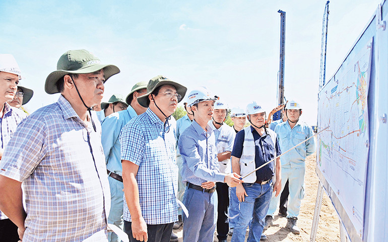 Đoàn công tác lãnh đạo tỉnh Cà Mau kiểm tra thực tế tại Dự án thành phần cao tốc, đoạn qua địa bàn tỉnh.