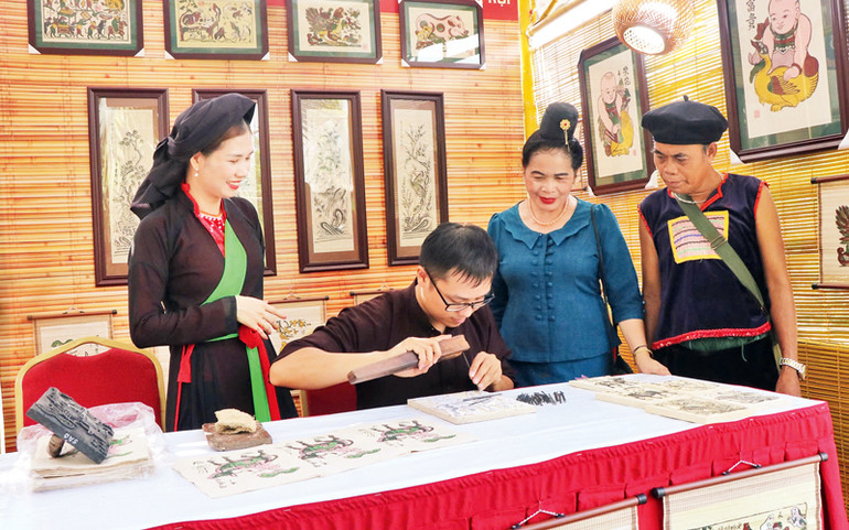 Quảng bá tranh dân gian Đông Hồ tại “Không gian văn hóa, du lịch Bắc Ninh trong lòng Hà Nội”. Quảng bá tranh dân gian Đông Hồ tại “Không gian văn hóa, du lịch Bắc Ninh trong lòng Hà Nội”.