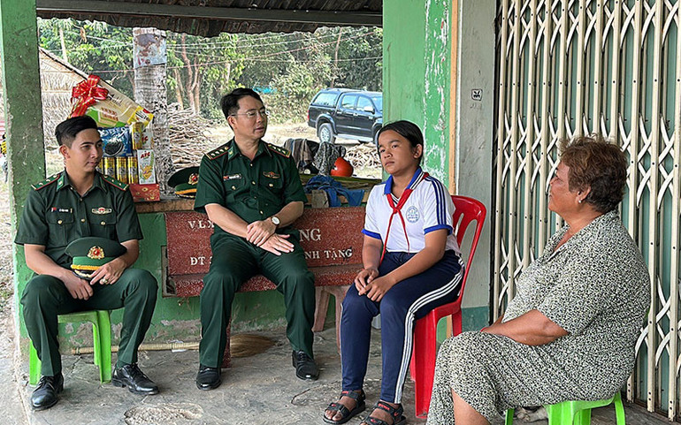 Cán bộ Đồn Biên phòng Cửa khẩu quốc tế Hà Tiên, tỉnh Kiên Giang thăm gia đình học sinh có hoàn cảnh khó khăn. Cán bộ Đồn Biên phòng Cửa khẩu quốc tế Hà Tiên, tỉnh Kiên Giang thăm gia đình học sinh có hoàn cảnh khó khăn.