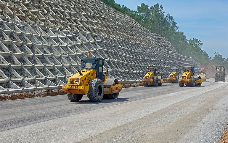 Công nhân vận hành lu, lèn những đoạn đường cuối cùng tại phía nam hầm Trường Vinh thuộc dự án Nghi Sơn-Diễn Châu.