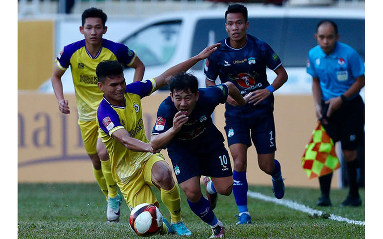Hoàng Anh Gia Lai (áo sẫm) thắng Hà Nội FC 2-0. (Ảnh VPF)