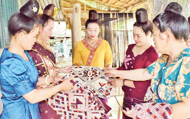 Trang phục nữ gồm áo ngắn cúc cài thẳng hoặc chéo và mặc thân váy dài thắt ngang ngực, buông ngang tầm bắp chân, khăn cài chéo.