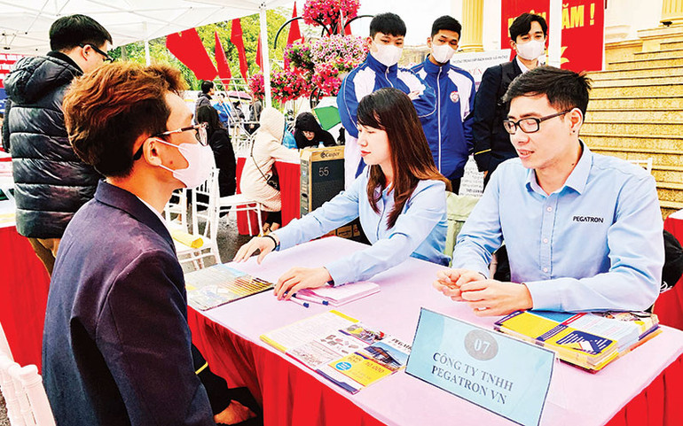 Tuyển dụng lao động tại Công ty Pegatron Việt Nam.