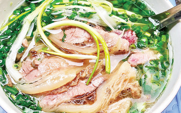 Hấp dẫn món phở truyền thống của Việt Nam. (Ảnh THU HÀ)