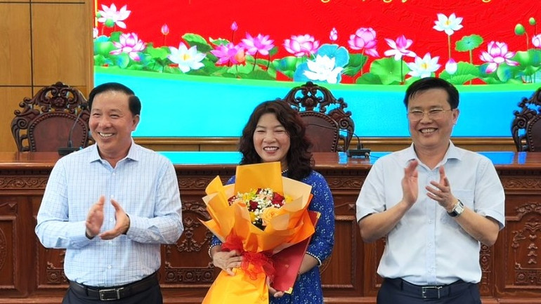 Lãnh đạo Tỉnh ủy và Ủy ban nhân dân tỉnh Long An trao quyết định và hoa cho Nguyễn Thị Út Thủy.