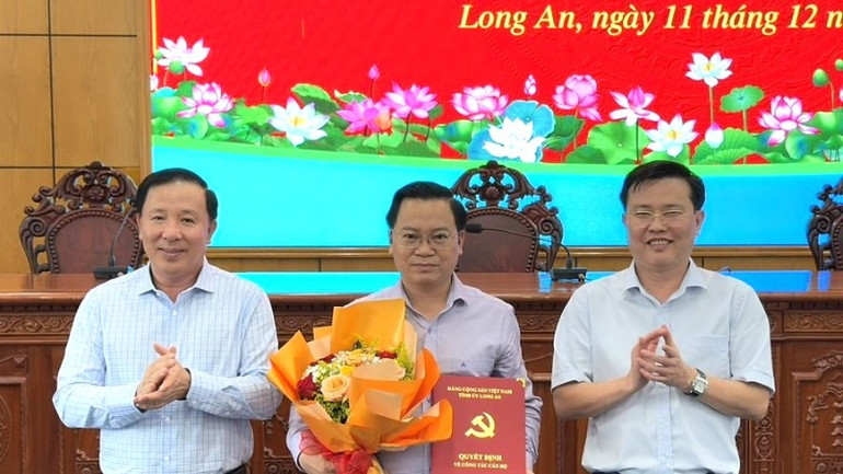 Lãnh đạo Tỉnh ủy và Ủy ban nhân dân tỉnh Long An trao Quyết định và hoa cho ông Nguyễn Hồng Phúc.