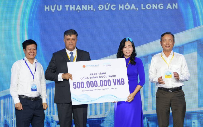 Doanh nghiệp trao tặng bảng tượng trưng công trình nước sạch học đường cho tỉnh Long An.