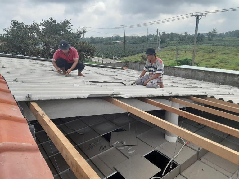 Người dân xã Vĩnh Công (Châu Thành, Long An) sửa lại mái nhà sau khi cơn lốc xoáy xảy ra vào chiều tối ngày 8/9/2023.