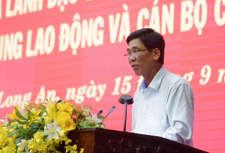 Lãnh đạo Sở Thông tin và Truyền thông Long An giải đáp ý kiến của của công nhân.