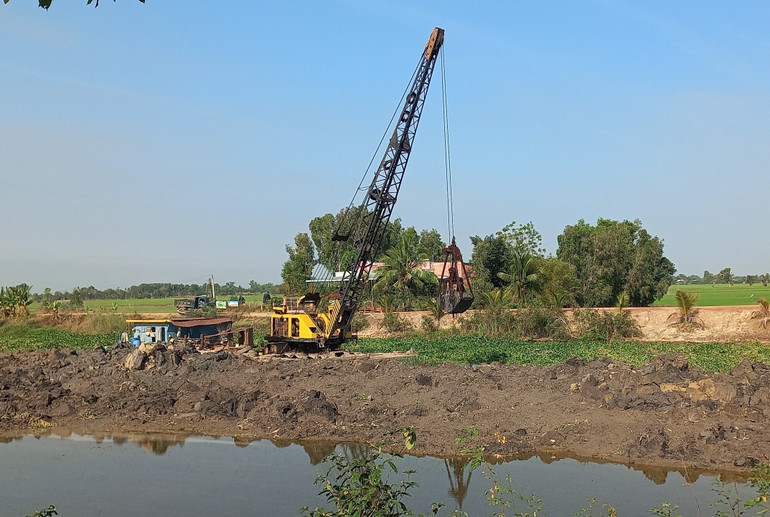 Ngành nông nghiệp huyện Vĩnh Hưng (Long An) đưa cơ giới gia cố đê bao bảo vệ diện tích lúa thu đông 2023.